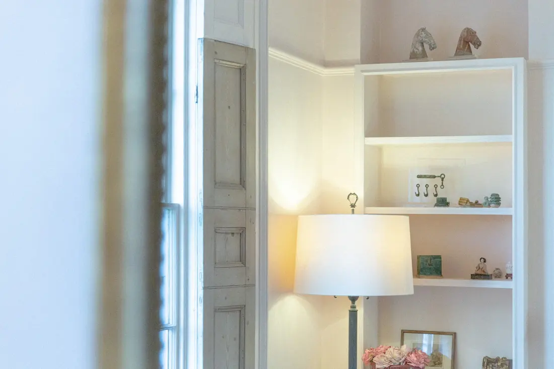 Built-in shelving with integrated shelf lighting